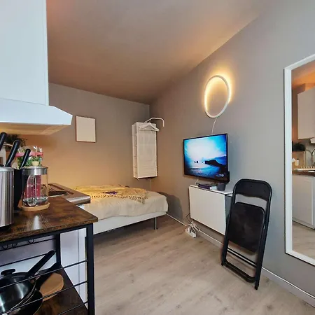 Vakantiehuis Cozy By The Bus Station *