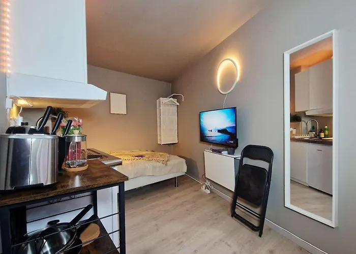 Vakantiehuis Cozy By The Bus Station *