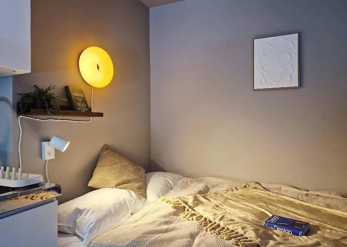 Cozy By The Bus Station 卑爾根